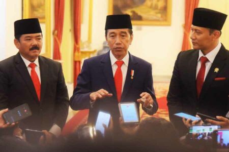 Presiden Joko Widodo bersama Menko Polhukam Hadi Tjahjanto dan Menteri ATR/Kepala BPN Agus Harimurti Yudhoyono di Istana Negara, Jakarta (foto: Humas Setkab)