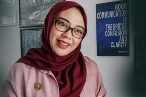 Jurus Terbaik dalam Presentasi, Ini Tips dari Ahli Public Speaking E Rizky Wulandari, pakar public speaking dari Stikosa AWS