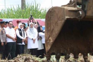 Gubernur Khofifah Indah Parawansa bersama Bupati Banyuwangi Ipuk Fiestiandani