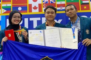 Mahasiswa Fakultas Teknik Undip Raih Penghargaan di Thailand Inventors Day 2024 Para mahasiswa Universitas Diponegoro peraih Silver Prize dan Special Award dari Romanian Inventors Forum dalam Thailand Inventors Day 2024 (foto: Dok Undip)