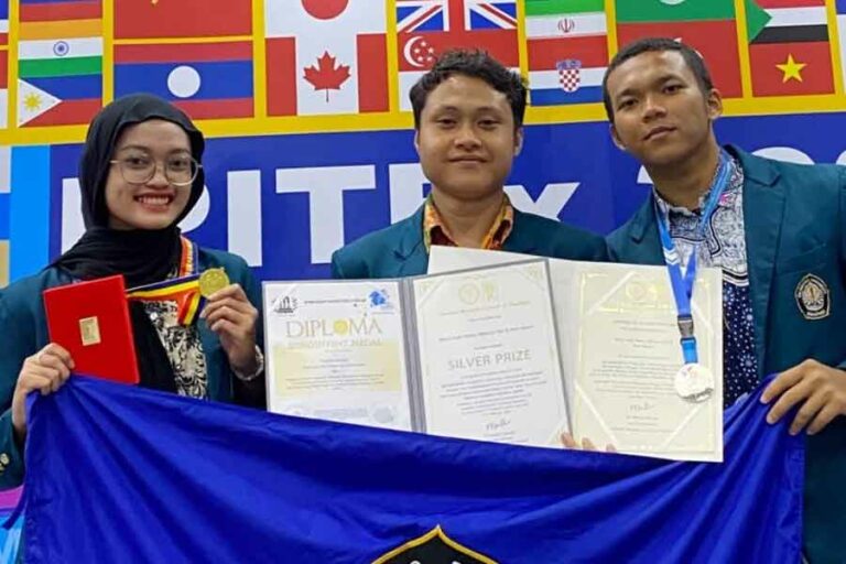 Para mahasiswa Universitas Diponegoro peraih Silver Prize dan Special Award dari Romanian Inventors Forum dalam Thailand Inventors Day 2024 (foto: Dok Undip)