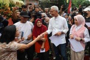 Ganjar Pranowo Dapat Doa dan Dukungan Warga Saat Menuju TPS