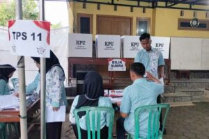 Antisispasi Banjir, TPS 11 Klidang Lor Kabupaten Batang Manfaatkan Rumah Warga untuk Pemilu 2024 (foto: Dok Kominfo Kabu Batang)