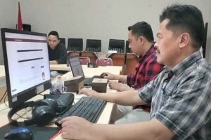 KPU Batang melakukan rekapitulasi hasil pemungutan suara menggunakan aplikasi Sirekap. (foto: Dok Diskominfo Kab Batang)