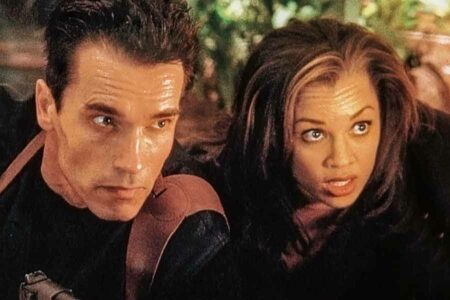 Arnold Schwarzenegger dan Vanessa Williams dalam sebuah adegan dalam film Eraser (1996)
