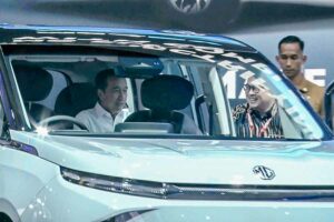Presiden Joko Widodo saat mengunjungi Booth MG di ajang Indonesia International Motor Show (IIMS) 2024