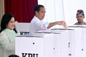 Presiden Jokowi dan Iriana di TPS 10 Gambir, Jakarta Pusat (foto: facebook @jokowi)
