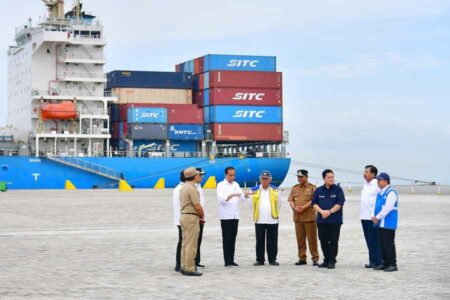 Presiden Joko Widodo saat meresmikan Makassar New Port (foto: Dok BPMI Setpres)