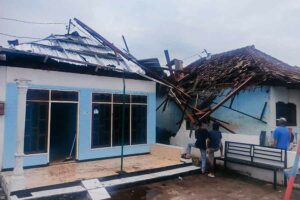 Rumah tedampak bencana angin puting beliung di Pasuruan, Jawa Timur