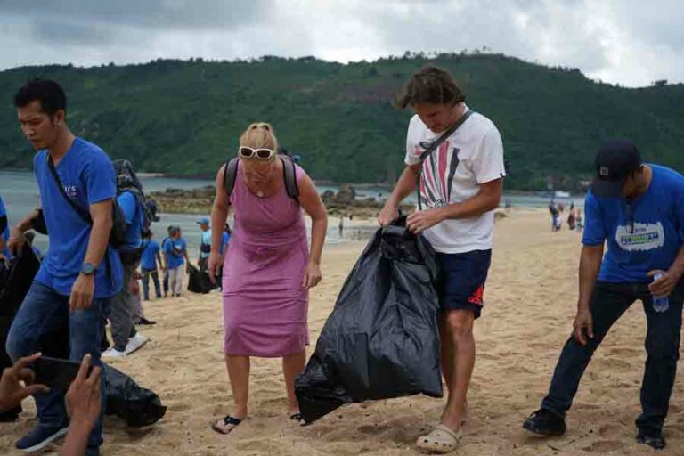 Wisatawan asing juga terlibat dalam kegiatan penghijauan dan beach clean up di KEK Mandalika