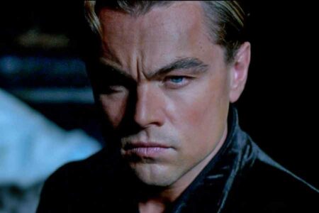 Leonardo DiCaprio dalam sebuah adegan di film The Great Gatsby (2013)