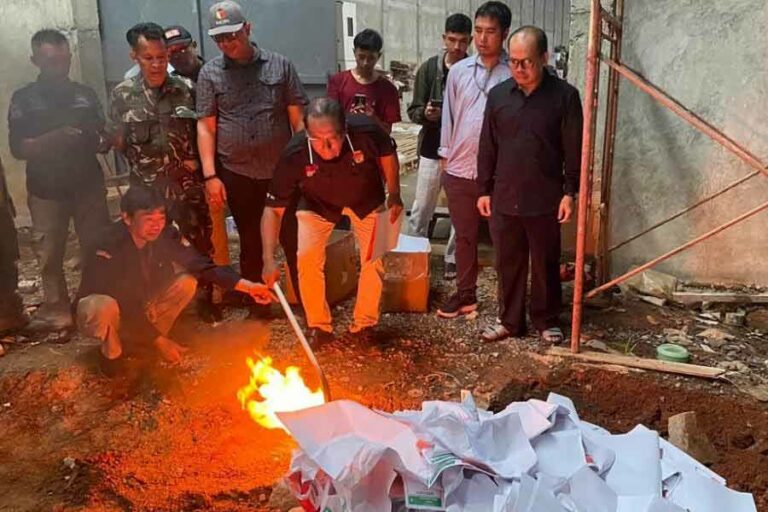 Pemusnahan surat suara rusak di Batang, Jawa Tengah (foto: Dok Diskominfo Kab Batang)