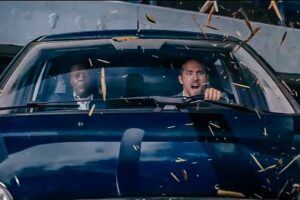 Aksi Samuel L. Jackson dan Ryan Reynolds dalam sebuah adegan di film The Hitman's Bodyguard (2017)