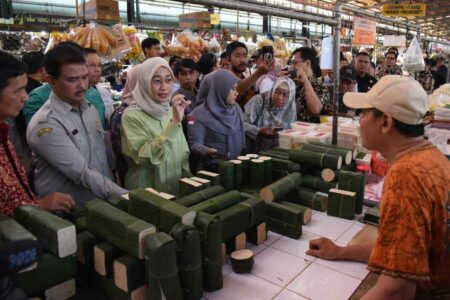 Anggia Erma Rini, Wakil Ketua Komisi IV DPR RI, meninjau ketersediaan dan harga komoditas pangan strategis di Pasar Modern BSD City, Tangerang Selatan (foto: Dok DPR RI)