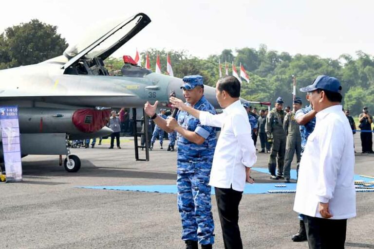 Presiden RI Joko Widodo saat meninjau alutsista TNI di Pangkalan TNI AU Iswahjudi, Kabupaten Magetan (foto: Dok BPMI Setpres)