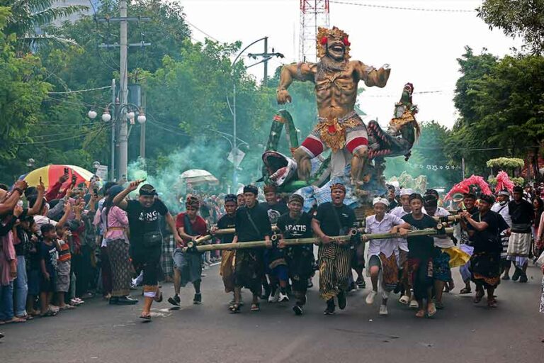 Pawai Ogoh-Ogoh di Balai Kota Surabaya Meriahkan Hari Raya Nyepi