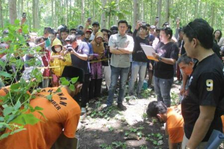 Rekonstruksi kasus pembunuhan pria 70 tahun di pinggir hutan jati, Dusun Watukebo, Ambulu, Jember (foto: Dok Humas Polri)