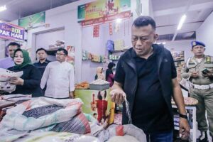 Bupati Ponorogo Sugiri Sancoko saat meninjau Pasar Slahung Ponorogo