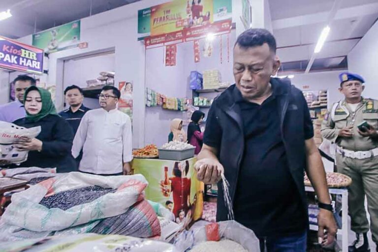 Bupati Ponorogo Sugiri Sancoko saat meninjau Pasar Slahung Ponorogo