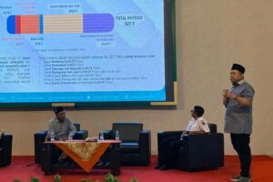 Muhibudin, Kasubdit Edukasi, Inovasi, dan Kerja Sama Zakat dan Wakaf saat memaparkan potensi Zakat dan Wakaf (foto: Dok Kemenag)