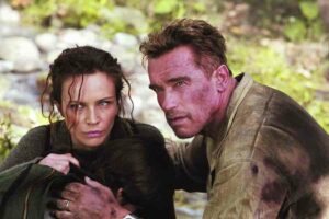 Arnold Schwarzenegger dan Francesca Neri dalam sebuah adegan di film Collateral Damage (2002)