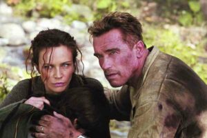 Sinopsis Collateral Damage (2002), Ketika Petugas Kebakaran Melawan Aksi Terorisme Arnold Schwarzenegger dan Francesca Neri dalam sebuah adegan di film Collateral Damage (2002)