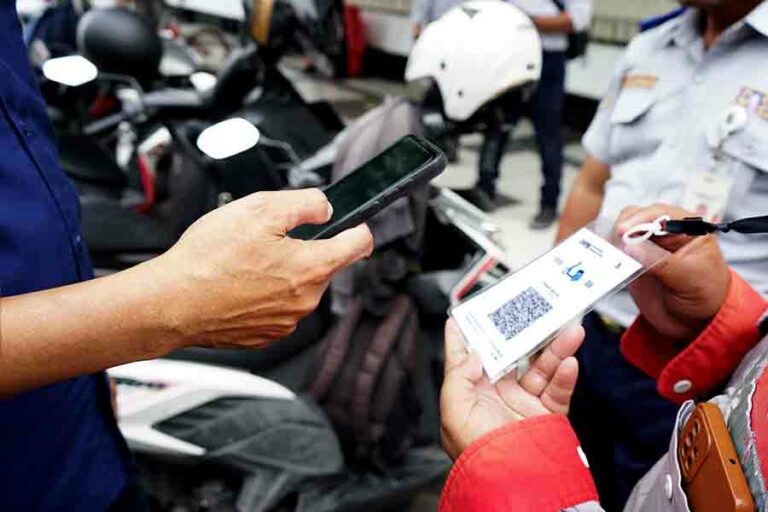Pembayaran parkir dengan menggunakan QRIS