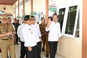 Presiden Jokowi saat meninjau fasilitas dan pelayanan kesehatan di RSUD Sibuhuan, Kabupaten Padang Lawas, Provinsi Sumatra Utara (foto: Dok BPMI Setpres)