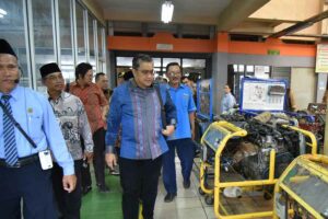 Dede Yusuf Macan Effendi, Wakil Ketua Komisi X DPR RI, ketika mengunjungi SMK Negeri 2 Pengasih, Kulon Progo, DI Yogyakarta (foto: Dok DPR RI)