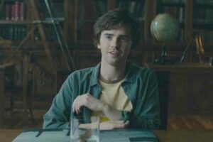 Sinopsis The Vault (2021), Misteri dan Intrik di Balik Perampokan Bank Spanyol Freddie Highmore dalam sebuah adegan di film The Vault (2021)