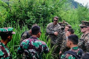 Sejumlah prajurit TNI AL dan US Navy saat melakukan survei di kawasan Latihan Bersama (Latma) Teluk Ratai, Lampung (foto: Dok TNI)