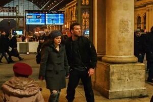 Sinopsis The Hunter’s Prayer (2017), Saat Pembunuh Bayaran Berbalik Melindungi Targetnya Sam Worthington dan Odeya Rush dalam sebuah adegan dalam film The Hunter's Prayer (2017)