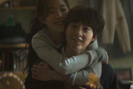 Song Joong-ki dan Choi Sung-eun dalam sebuah adegan di serial My Name Is Loh Kiwan (2024) (foto: Dok Netflix)