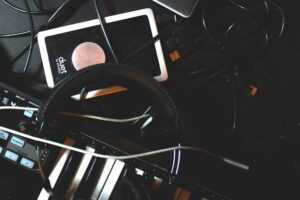 Ilustrasi inovasi teknologi di dunia musik makin menyederhakan keterlibatan alat musik (foto: James Stamler, unsplash)