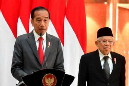 Presiden Jokowi dan Wapres Ma'ruf Amin saat memberikan keterangan di Pangkalan TNI AU Halim Perdanakusuma, Jakarta (foto: Dok BPMI Setpres)