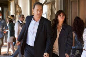 Tom Hanks dan Felicity Jones dalam sebuah adegan dalam film Inferno (2016) (foto: Dok Sony Pictures Entertainment)