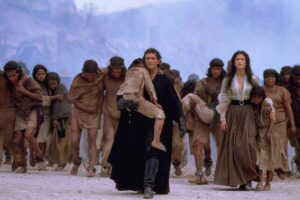 Sinopsis The Mask of Zorro (1998), Legenda Pahlawan Bertopeng Melawan Perbudakan di California Antonio Banderas dan Catherine Zeta-Jones dalam sebuah adegan dalam film The Mask of Zorro (1998) (foto: Dok Amblin/Columbia-Tri-Star)