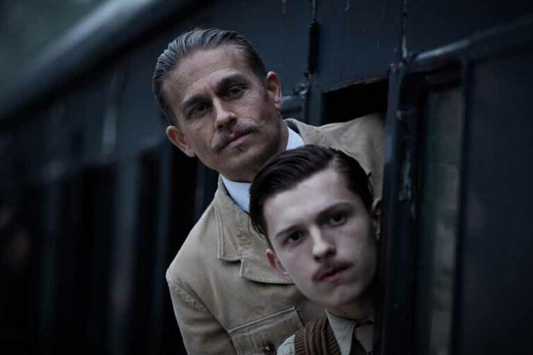 Charlie Hunnam dan Tom Holland dalam The Lost City of Z (2016) (foto: Dok LCOZ HOLDINGS, LLC)