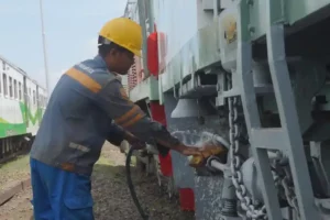 KAI Daop 8 Surabaya Siapkan 59 Lokomotif dan 341 Kereta untuk Angkutan Lebaran 2024 Petugas KAI sedang melakukan pemeriksaan teknis terhadap kereta api