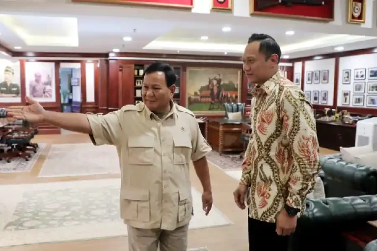 Agus Harimurti Yudhoyono saat bertemu dengan Prabowo Subianto