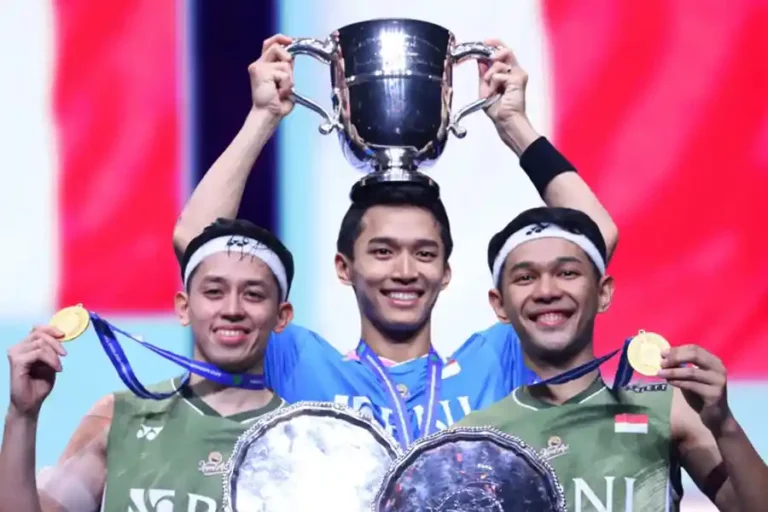 Jonathan Christie, dan pasangan Fajar Alfian-Muhammad Rian Ardianto, usai meraih gelar juara dalam All England 2024. Foto ini diunggah melalui akun media sosial Presiden Jokowi, Senin (18/3/2024).