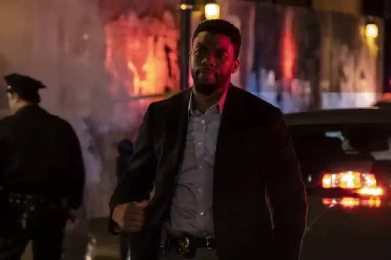 Sinopsis 21 Bridges (2019), Perburuan Polisi Korup dengan Menutup 21 Jembatan Chadwick Boseman dalam sebuah adegan di film 21 Bridges (2019)