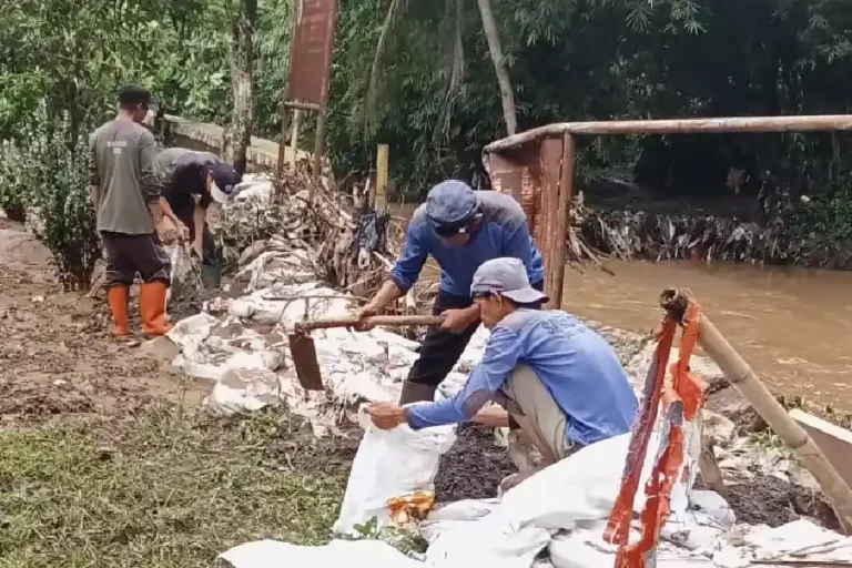 Satgas Dinas PUPR Siap Lakukan Penanganan Tanggul Kali Angke yang Jebol Sepanjang 15 Meter