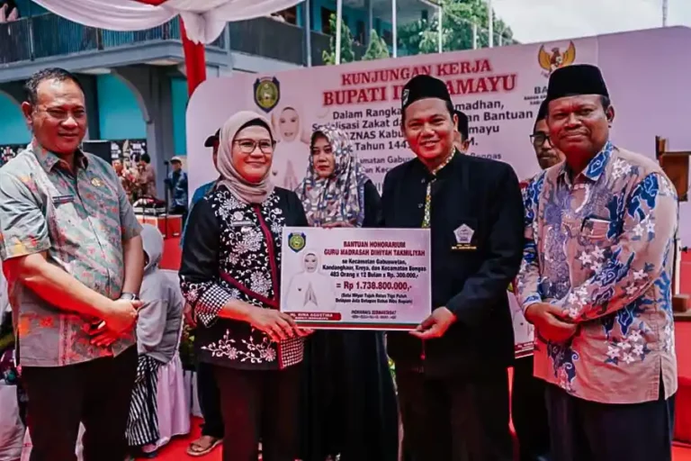 Bupati Indramayu Bagikan Insentif Senilai Rp13 Miliar untuk Guru Madrasah Bupati Indramayu Nina Agustina saat memberikan insentif bagi guru madrasah