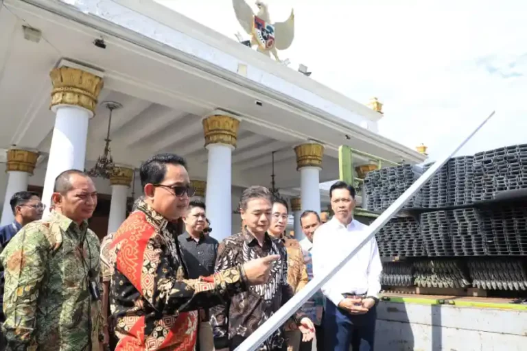 Kepuh Kencana Arum Bantu 1000 Lonjor Baja Ringan pada Warga Terdampak Gempa di Pulau Bawean
