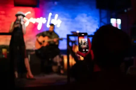 Menikmati Konser di Luar Negeri tanpa Boncos, Simak Tips Sederhana Ini! Ilustrasi menikmati konser musik