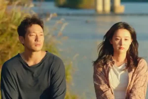 Sinopsis My Liberation Notes (2022), Kisah Tiga Bersaudara yang Berjuang Meraih Kebebasan Kim Ji-won dan Son Suk-ku dalam sebuah adegan di My Liberation Diary (2022)