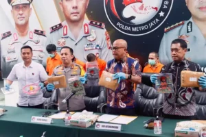 Polda Metro Jaya Ungkap Kasus Pengedar Narkotika Jenis LSD Mirip Perangko Dirresnarkoba Polda Metro Jaya Kombes Hengki bersama Kabid Humas Polda Metro Jaya Kombes Ade Ary Syam Indradi, saat memberi penjelasan terkait pengungkapan kasus (foto: Dok Humas Polri)