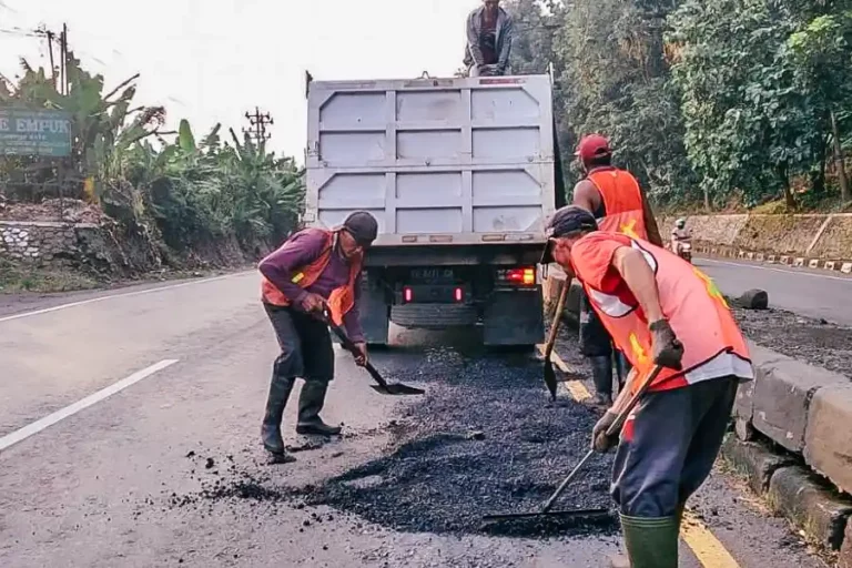 Perbaikan Jalur Pantura Capai 80 Persen, DPUPR Batang Fokus Atasi Lubang Baru