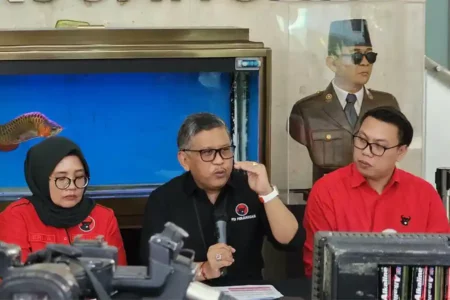 Sekretaris Jenderal PDI Perjuangan Hasto Kristiyantosaat memberikan keterangan dalam konferensi pers